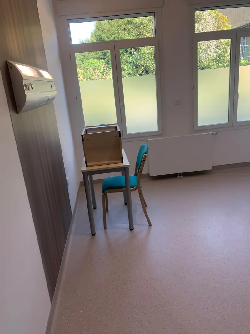 Aménagement intérieur d'une pièce lumineuse avec fenêtres