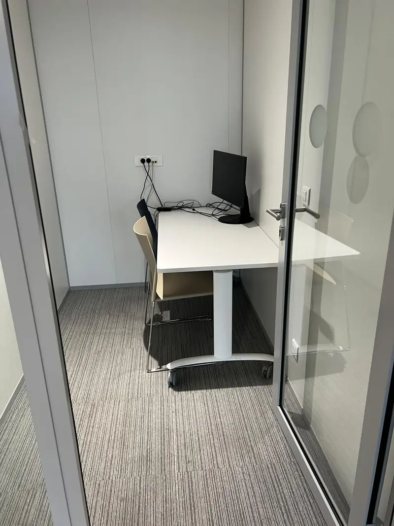 Cabine vitrée de bureau avec moquette et poste de travail