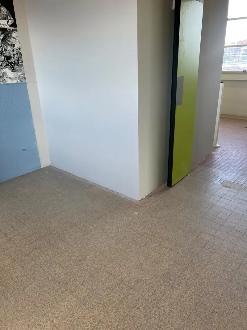 Carrelage au sol et peinture murale