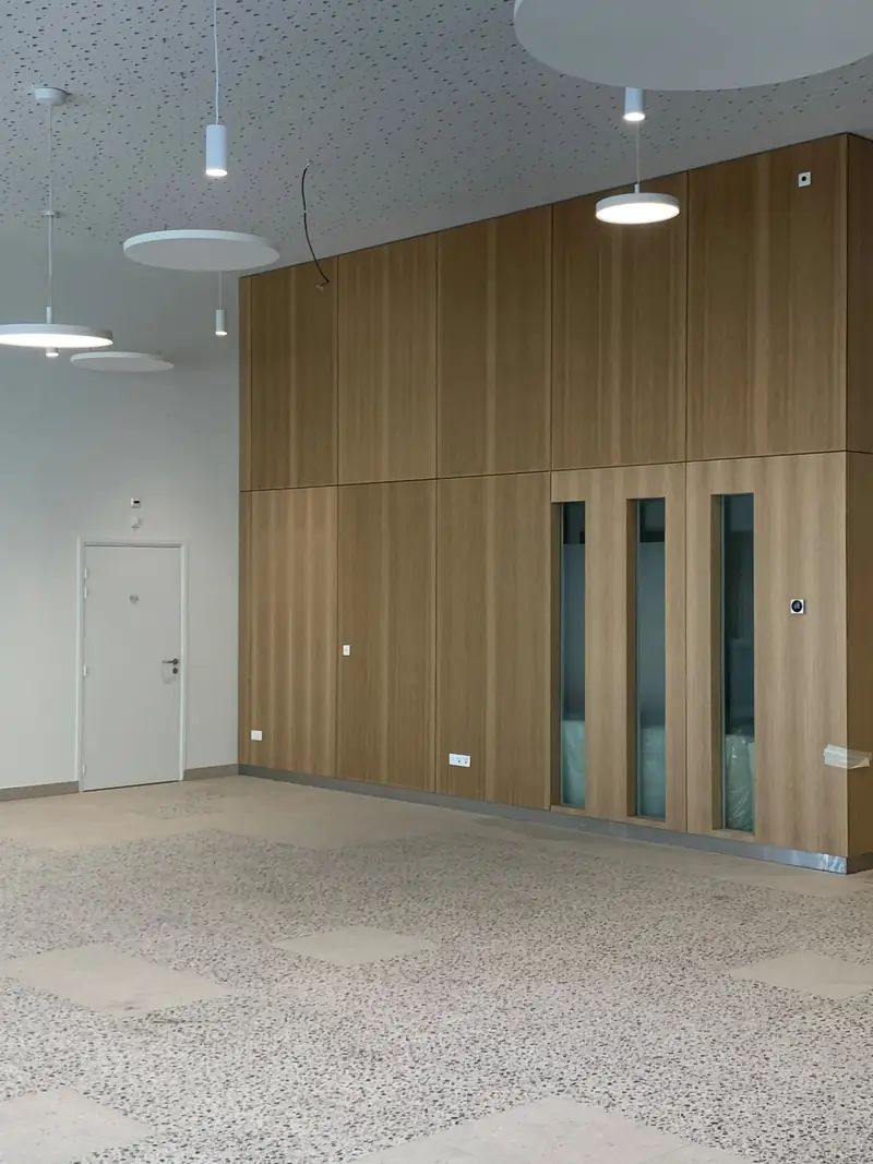 Cloison d'habillage bois dans une salle rénovée