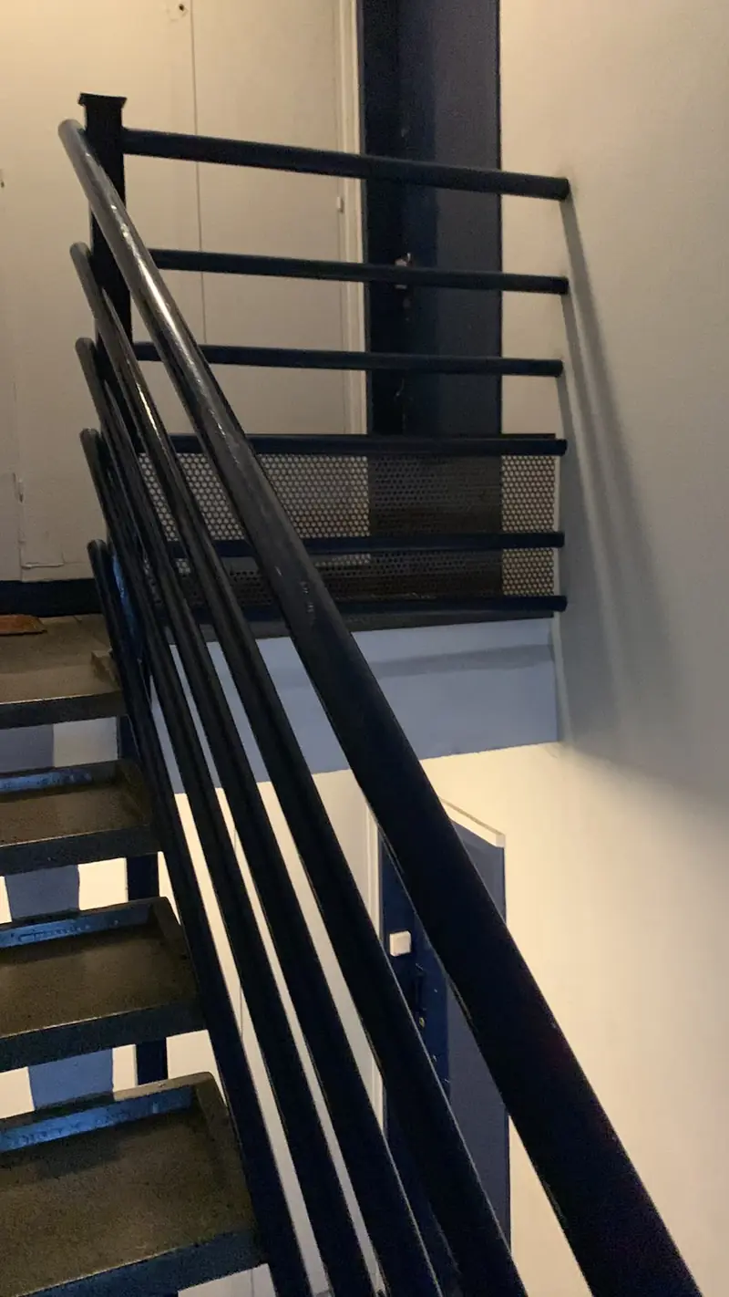Escalier avec garde-corps peint