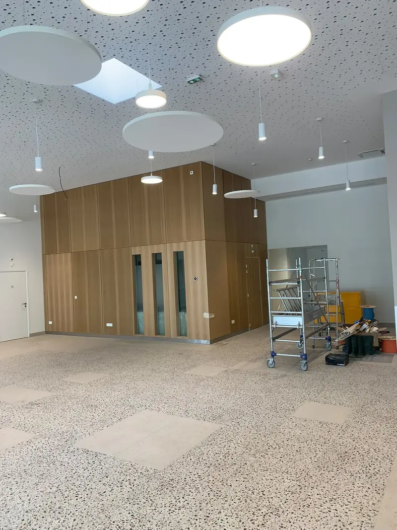 Plafond avec luminaires suspendus