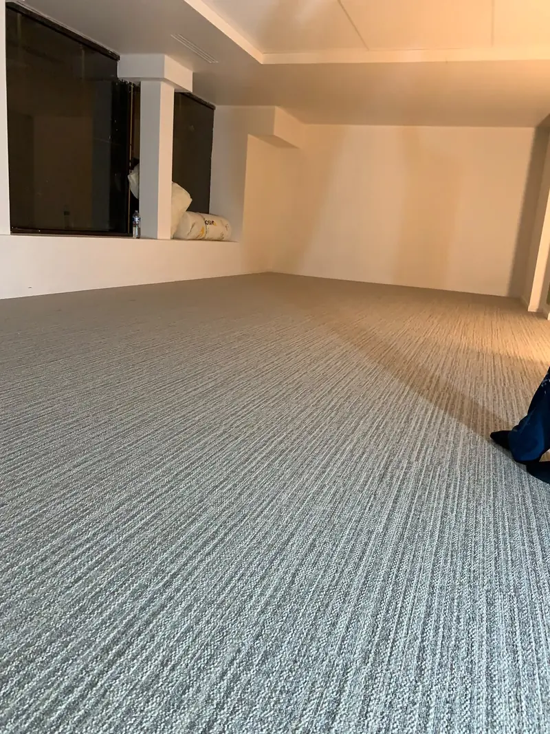Pose de moquette dans une grande salle rénovée