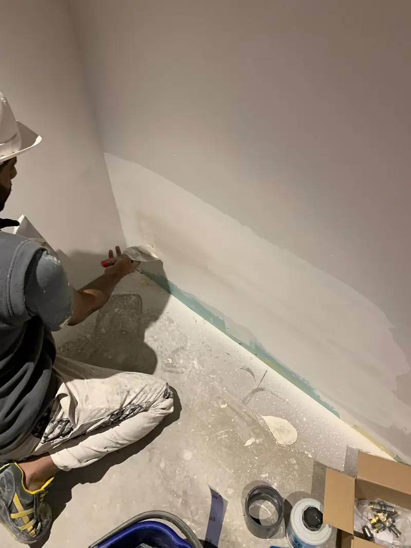 Préparation d'un sol et d'un mur avant finition
