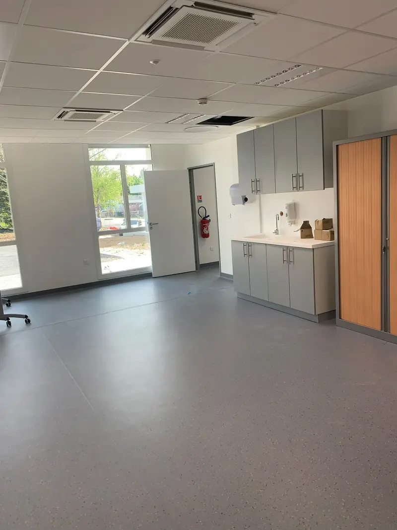 Salle avec sols rénovés et espace cuisine
